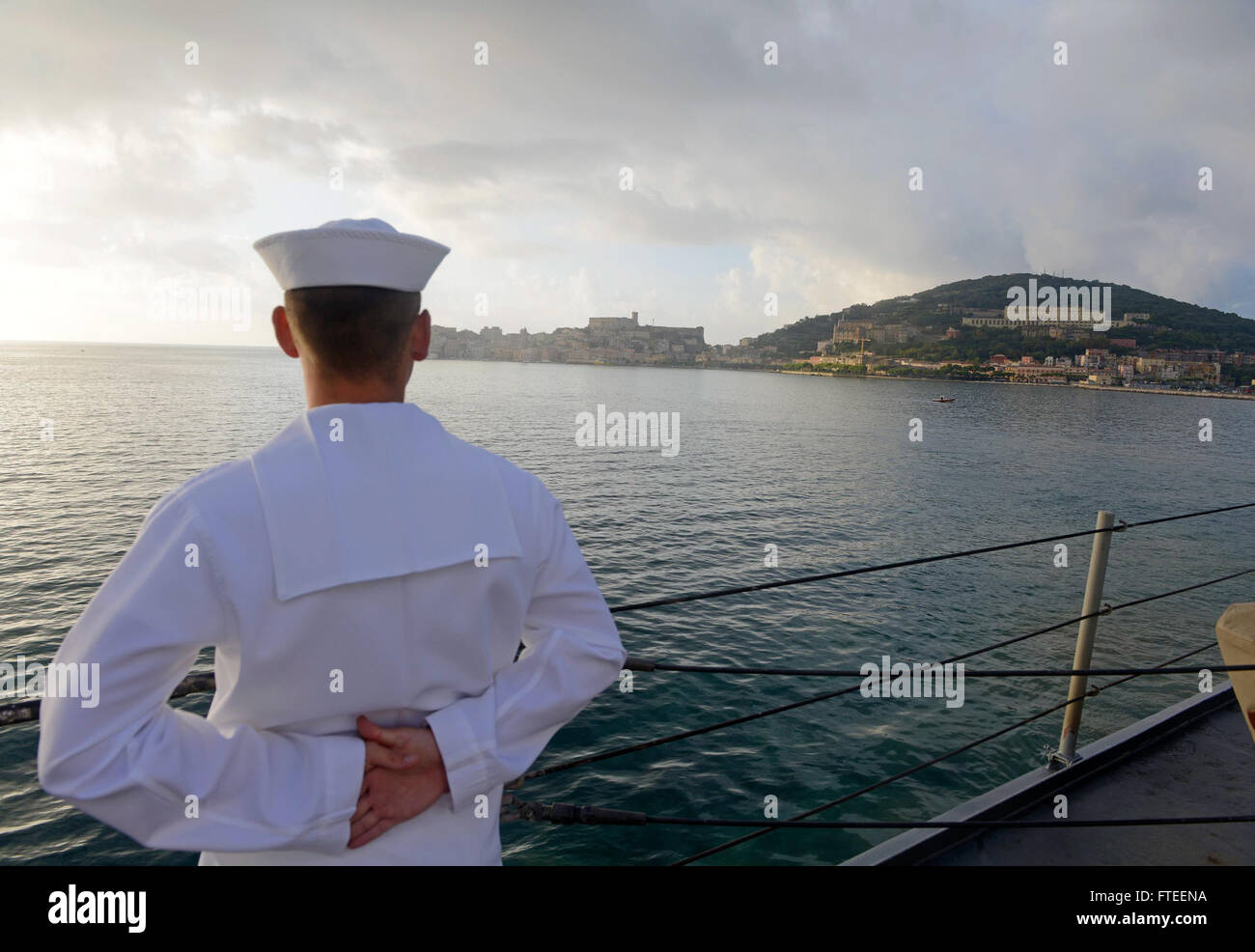 151003-N-VY489-019 gaeta, Italia (ott. 3, 2015) un marinaio mans le rotaie come NEGLI STATI UNITI 6 comando della flotta e la nave di controllo USS Mount Whitney (LCC 20) tira a Gaeta, Ita-ly Ott 3, 2015, dopo nove mesi di un bacino di carenaggio periodo a Rijeka, Croazia. Il Monte Whitney, distribuito a Gaeta, Italia, opera con un equipaggio combinato di U.S. I marinai della marina militare e Sealift comando servizio civile naviganti. (U.S. Foto di Marina di Massa-com unicazione Specialist 1a classe Mike Wright/rilasciato) Foto Stock