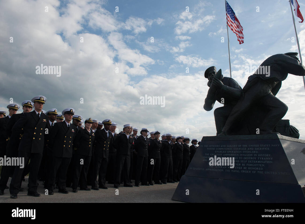 I marinai a bordo della USS Oscar Austin (DDG 79) sono all'attenzione per la cerimonia del 70° anniversario che commemora il D-Day a Utah Beach. La cerimonia ha coinvolto oltre 650 truppe statunitensi e NATO in onore dello storico sbarco del D-Day del 6 giugno 1944. Il governo francese invitò le forze internazionali a partecipare a questo evento significativo. Foto Stock