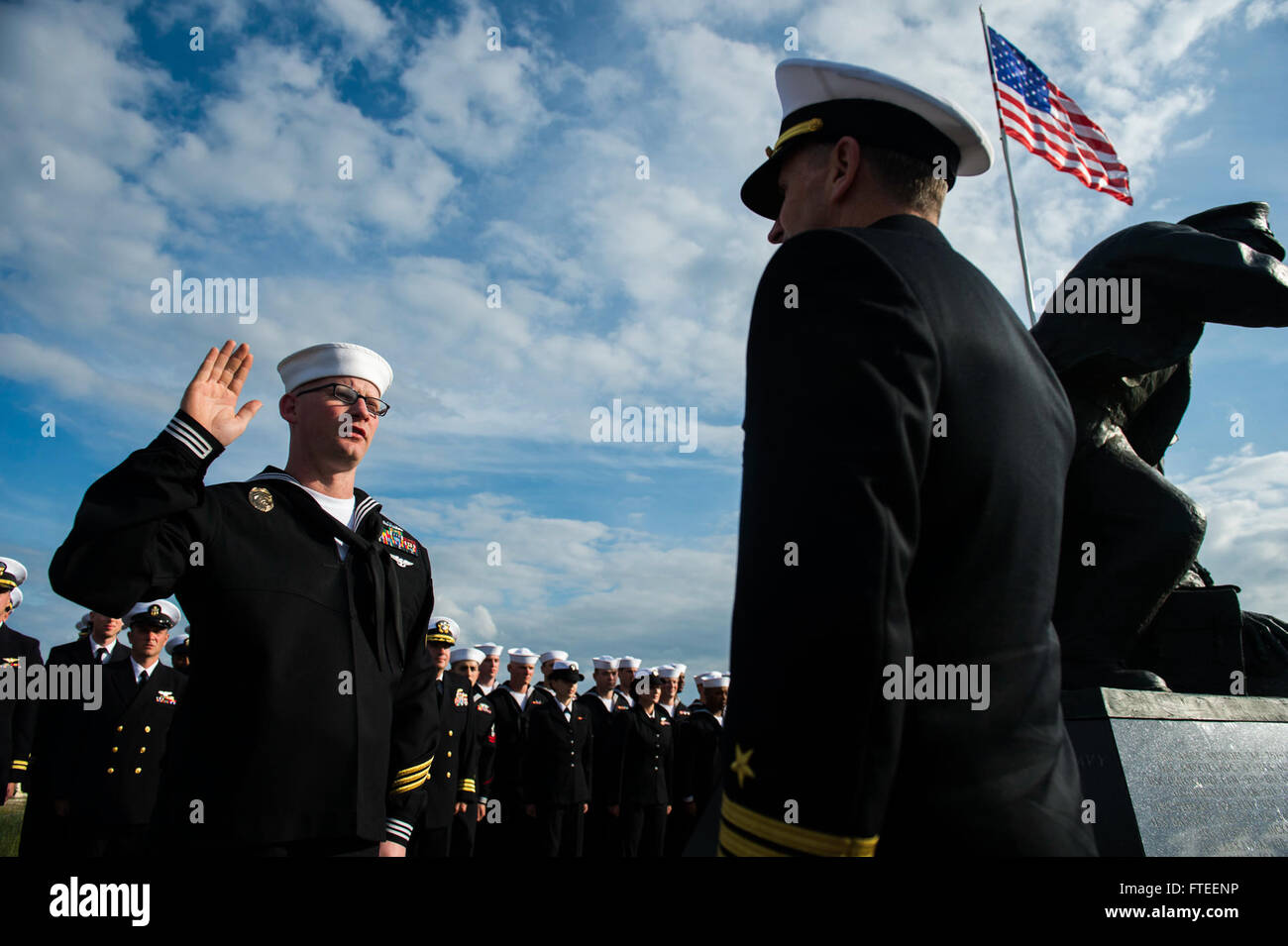 La cerimonia di riarmo del Master-at-Arms 1st Class James Jansma dell'ammiraglio Jonathan Greenert ebbe luogo a Utah Beach il 5 giugno 2014, in occasione del 70° anniversario delle operazioni del D-Day. Questo evento significativo commemora i sacrifici fatti durante la seconda guerra mondiale Foto Stock
