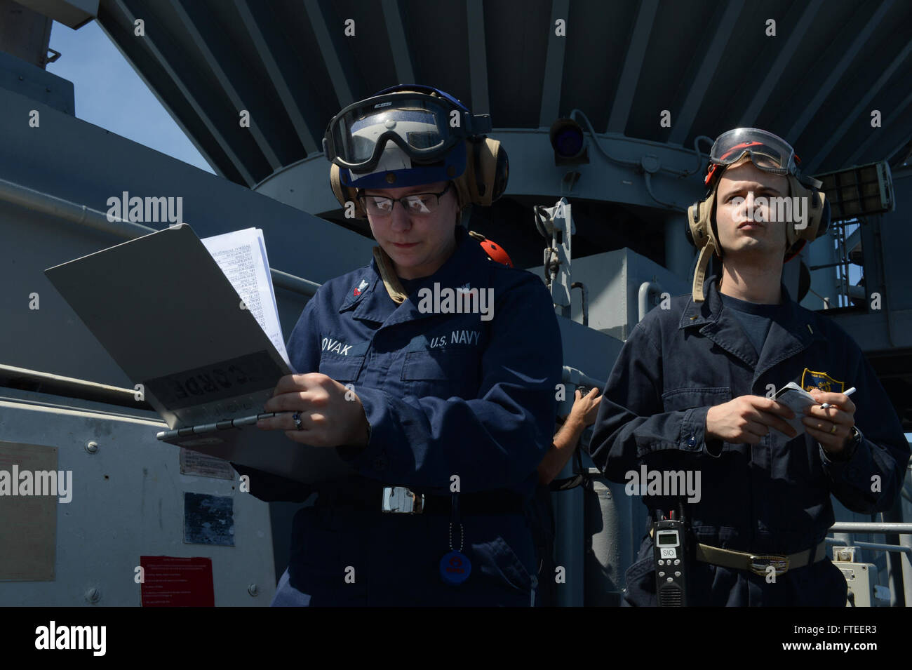 140606-N-MW280-283 mare mediterraneo (Giugno 6, 2014) -- specialista di intelligence in seconda classe Amy Novak, da Rosemount, Minn. e Alfiere Miguel Dupreyojeda, da San Juan, Puerto Rico, la via di una superficie di contatto di bordo multipurpose Amphibious Assault nave USS Bataan (LHD 5). Bataan, con elementi del ventiduesimo Marine Expeditionary Unit, è operativo negli Stati Uniti Sesta flotta area di operazioni per aumentare la U.S. Risposta in caso di crisi le forze nella regione. (U.S. Foto di Marina di Massa lo specialista di comunicazione di terza classe Chase Hawley/rilasciato) Foto Stock