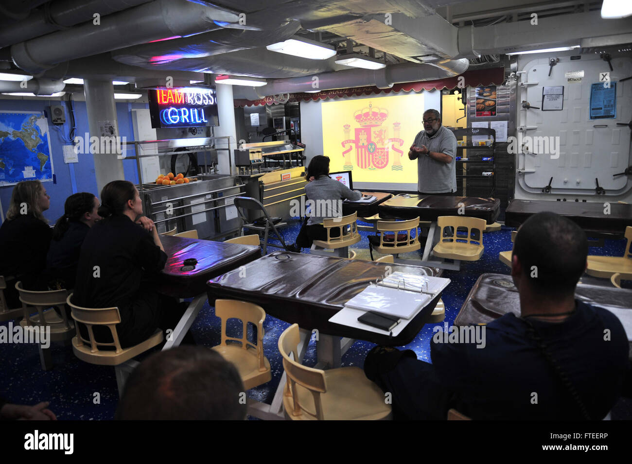 Il 7 giugno 2014, Jose Luis Clemente Berro, del Fleet Family Support Center di Rota, in Spagna, insegnò una classe di relazioni interculturali ai marinai a bordo della USS Ross (DDG 71), un cacciatorpediniere missilistico guidato della classe Arleigh Burke. La nave era in transito verso il suo nuovo porto di casa a Rota, in Spagna, come parte dei suoi compiti operativi. Foto Stock