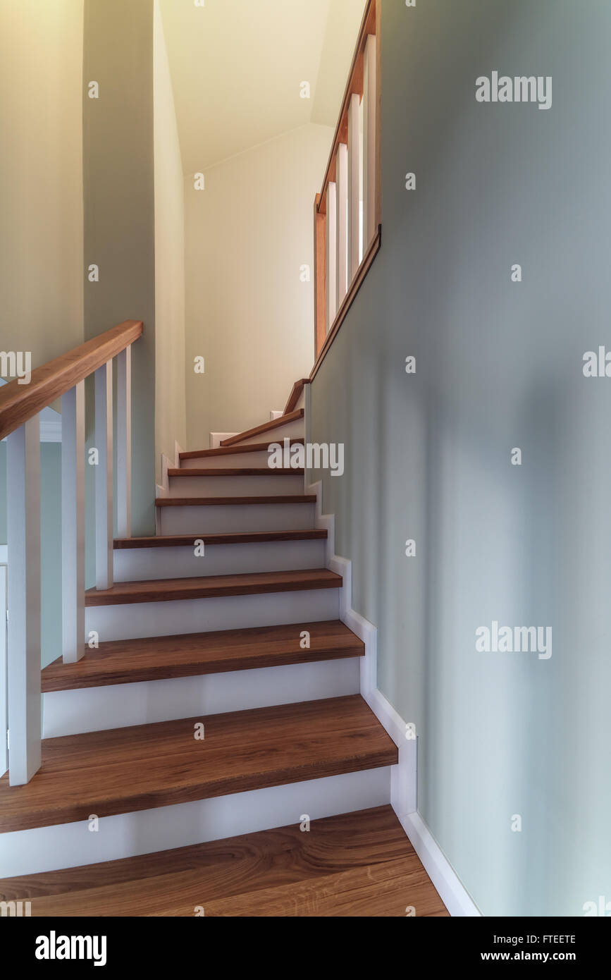 Scala in legno in casa closeup Foto Stock
