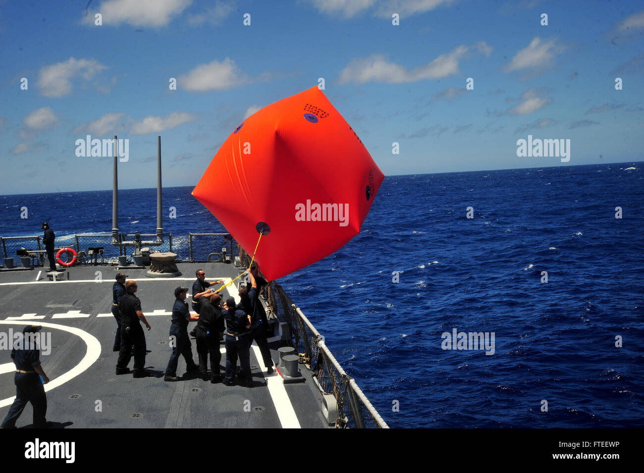 La USS Ross (DDG 71), un cacciatorpediniere missilistico guidato classe Arleigh Burke, conduce un'esercitazione di addestramento alle armi da fuoco nell'Oceano Atlantico. I marinai rilasciano un pallone a palloncino "killer tomato" in mare, dimostrando operazioni di addestramento navale durante il transito della nave a Rota, in Spagna. Foto Stock