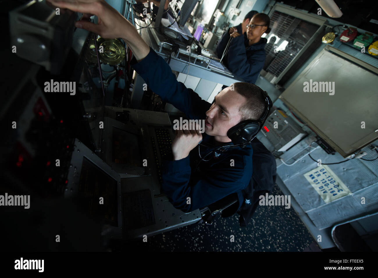 Lo specialista operazioni di seconda classe David Hoch monitora le navi di superficie dal ponte della USS Oscar Austin (DDG 79) durante il transito dello stretto danese. L'USS Oscar Austin, un cacciatorpediniere missilistico guidato, è impiegato per la sicurezza marittima e gli sforzi di cooperazione per la sicurezza del teatro nella 6th Fleet. Foto Stock