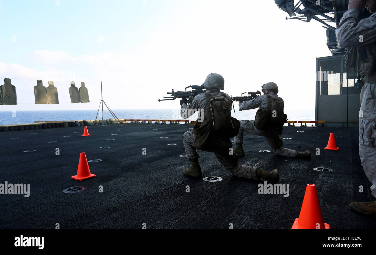 I Marines degli Stati Uniti con la 22nd Marine Expeditionary Unit (MEU) si impegnano in addestramento al fuoco vivo a bordo della USS Bataan (LHD 5). I Marines, parte del Battalion Landing Team 1st Battalion, 6th Marine Regiment, dimostrano la posizione di tiro in ginocchio con armi automatiche della squadra durante un'esercitazione di fuoco vivo in mare. Foto Stock