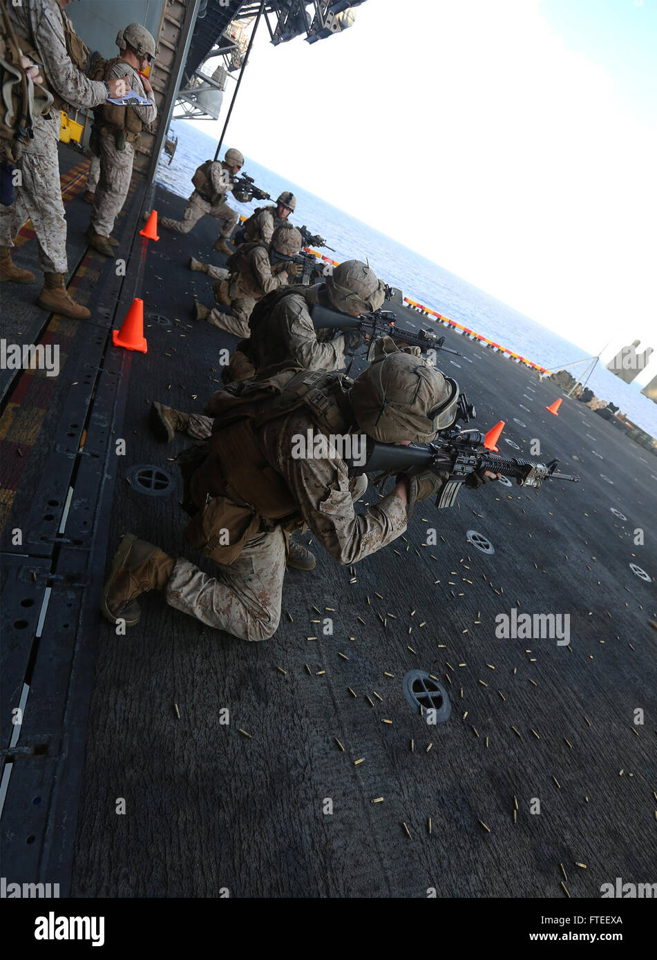Stati Uniti Marines con Battaglione Team di atterraggio 1° Battaglione, 6° Reggimento Marini, 22 Marine Expeditionary Unit (MEU), fire dall'inginocchiarsi durante un live-Incendio campo a bordo della USS Bataan (LHD 5), al mare, 10 giugno 2014. Elementi del ventiduesimo MEU, imbarcato a bordo di Bataan, sono operanti negli Stati Uniti Sesta flotta area di operazioni per aumentare la U.S. Risposta in caso di crisi le forze nella regione. (U.S. Marine Corps foto di Cpl. Caleb McDonald/RILASCIATO) Unisciti alla conversazione su Twitter ( https://twitter.com/naveur navaf ) follow us on Facebook ( https://www.facebook.com/USNavalForcesEuropeAfrica ) e mentre tu sei Foto Stock