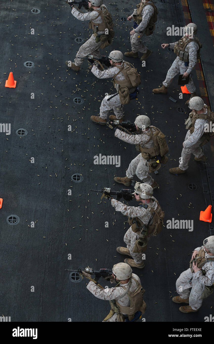 Stati Uniti Marines con Battaglione Team di atterraggio 1° Battaglione, 6° Reggimento Marini, 22 Marine Expeditionary Unit (MEU), eseguire il movimento a trapani bersaglio durante un live-Incendio campo a bordo della USS Bataan (LHD 5), al mare, 10 giugno 2014. Elementi del ventiduesimo MEU, imbarcato a bordo di Bataan, sono operanti negli Stati Uniti Sesta flotta area di operazioni per aumentare la U.S. Risposta in caso di crisi le forze nella regione. (U.S. Marine Corps foto di Cpl. Caleb McDonald/RILASCIATO) Unisciti alla conversazione su Twitter ( https://twitter.com/naveur navaf ) follow us on Facebook ( https://www.facebook.com/USNavalForcesEuropeAfrica ) e wh Foto Stock