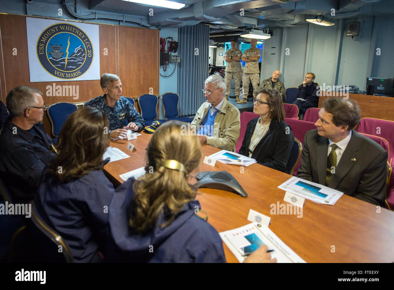 Questa immagine dell'11 giugno 2014 cattura il contrammiraglio Rick Snyder, comandante della Task Force 162, a capo di una missione Baltic Operations (BALTOPS) 2014 a bordo della USS Mount Whitney (LCC 20) nel Mar Baltico. BALTOPS è un esercizio multinazionale volto a rafforzare la cooperazione marittima e la stabilità nella regione. Foto Stock