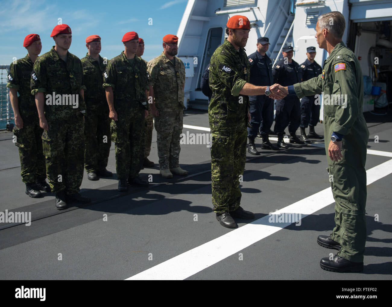 Rick Snyder saluta la squadra di imbarcazioni speciali della Royal Netherlands Navy a bordo della HNLMS Friesland durante le operazioni Baltiche (BALTOPS) 2014, migliorando la collaborazione marittima multinazionale nel Mar Baltico. Foto Stock
