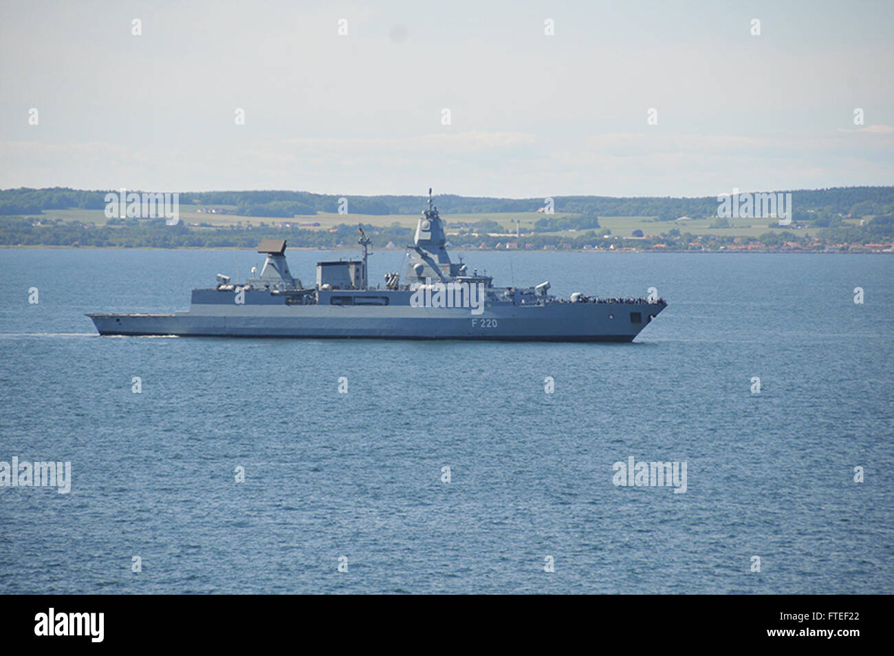 140615-N-ZZ999-043 USS Mount Whitney LCC20 (giugno 15,2014) Marina Militare Tedesca nave FGS Amburgo (F220) tratta di arresto completo per visualizzare la detonazione controllata di una miniera di mare durante le operazioni del Baltico (BALTOPS) 2014. Amburgo è una delle 30 navi provenienti da vari paesi baltici partecipano in BALTOPS 2014. (U.S. Foto di Marina di Massa lo specialista di comunicazione 1a classe Adam C. Stapleton/rilasciato) Foto Stock