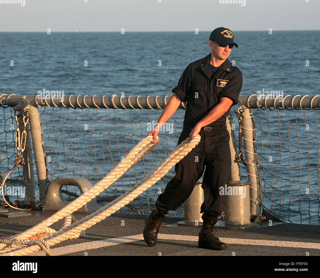 Mare Mediterraneo (nov. 25, 2014) - Sonar Technician (geografico) 2a classe Matteo Paiva rompe le linee di ormeggio sul ponte di volo a bordo della USS Samuel B. Roberts (FFG 58) in preparazione per la visita di porta, nov. 25, 2014. Samuel B. Roberts, guidato un missile, fregate homeported a Mayport, Florida, sta conducendo operazioni navali negli Stati Uniti Sesta flotta area di operazioni a sostegno degli Stati Uniti per gli interessi di sicurezza nazionali in Europa e in Africa. (U.S. Navy foto di alfiere Evan Albright) Foto Stock