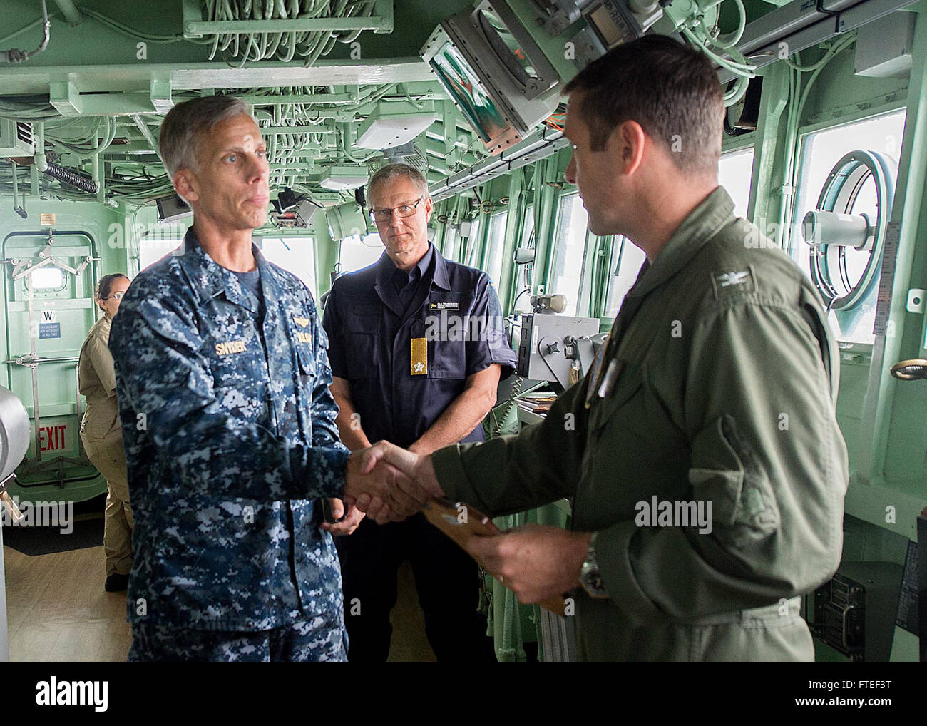 Il contrammiraglio Rick Snyder e il capitano Craig A. Clapperton si impegnano in uno scambio di placche durante la 42a operazione baltica annuale (BALTOPS) il 19 giugno 2014, a bordo della USS Mount Whitney (LCC20). BALTOPS è un’esercitazione navale multinazionale in corso incentrata sul miglioramento delle capacità marittime e dell’interoperabilità nel Mar Baltico. Foto Stock