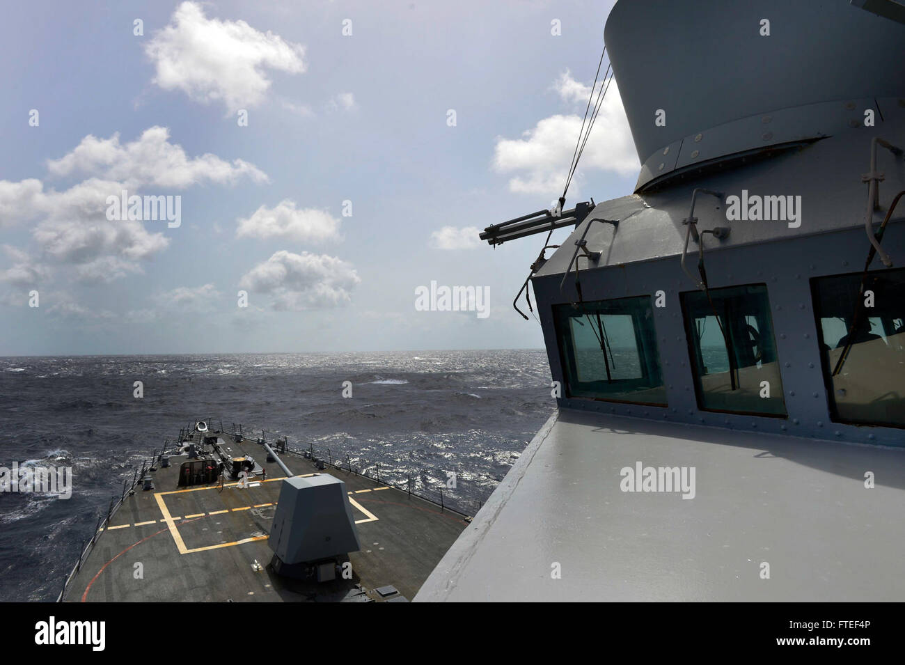 140623-N-A101-109: OCEANO INDIANO (23 giugno 2014) - visite-missile destroyer USS Nitze (DDG 94) vapori nell'Oceano Indiano. Nitze, homeported a Norfolk, Virginia, sta conducendo operazioni navali negli Stati Uniti Sesta flotta area di operazioni a sostegno degli Stati Uniti per gli interessi di sicurezza nazionali in Africa. (U.S. Foto di Marina di Massa lo specialista di comunicazione 1a classe Maddelin Angebrand/rilasciato) Foto Stock