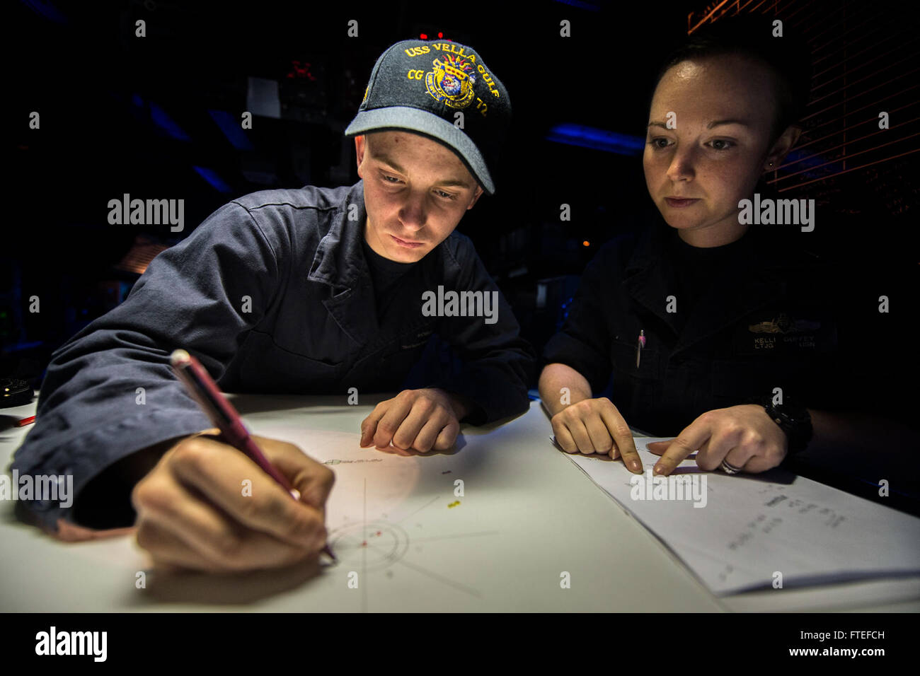 Una foto scattata a bordo della USS Vella Gulf (CG 72) durante un'esercitazione di guerra anti-sommergibile nel Mar Nero come parte dell'esercitazione Breeze. L'immagine mostra il tenente j.g. Kelli Guffey e Seaman Scott McGill che rintracciano i contatti nel centro informazioni di combattimento, contribuendo alle operazioni navali a sostegno della sicurezza europea. Foto Stock