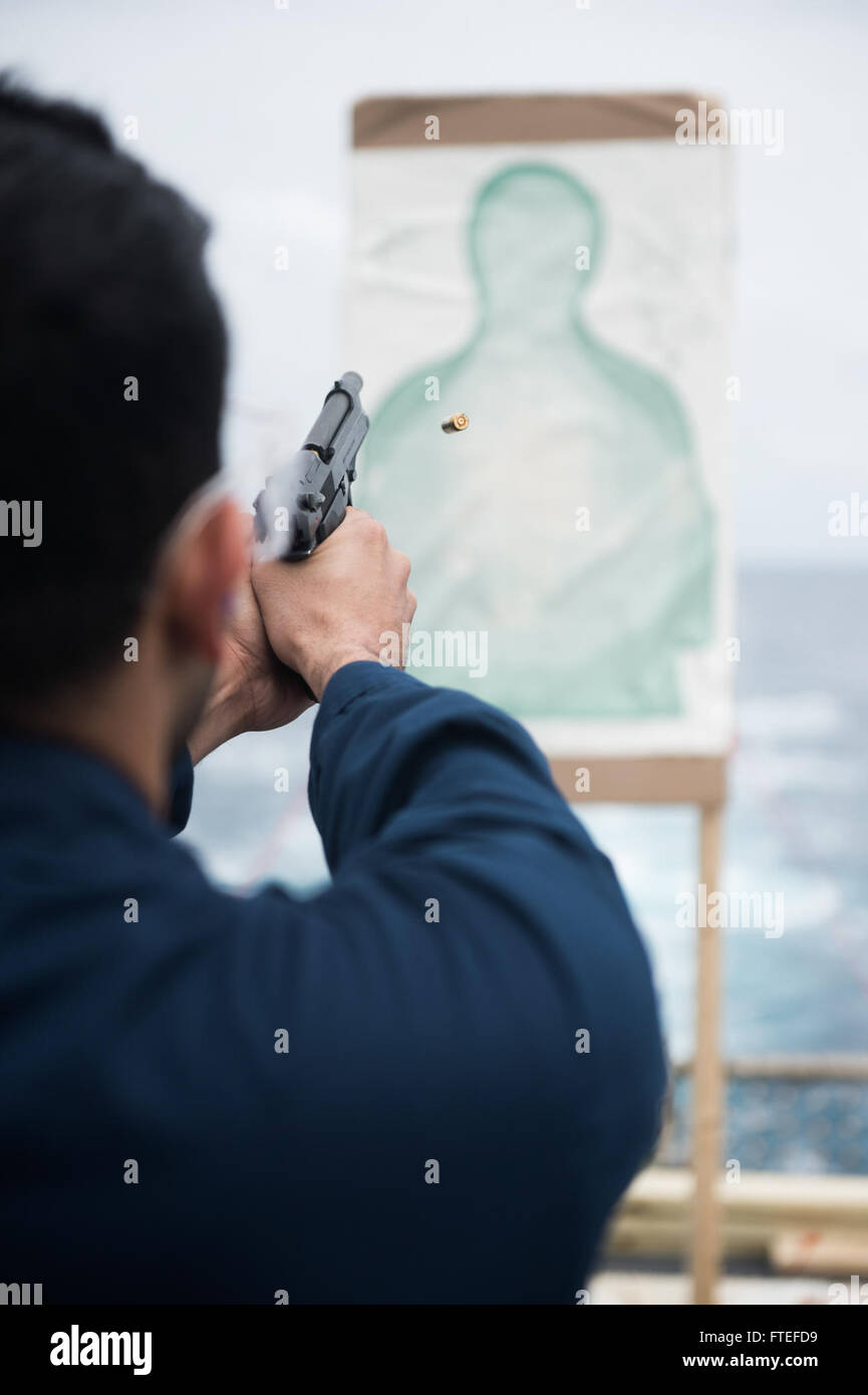 Il tecnico dei sistemi informativi di terza classe Shah Ali spara una pistola da 9 mm a bordo della USS Oscar Austin (DDG 79) durante un tiro. La nave, portata a Norfolk, Virginia, è impegnata in operazioni navali per migliorare la sicurezza e la stabilità in Europa con i partner e gli alleati della 6th Fleet. Foto Stock