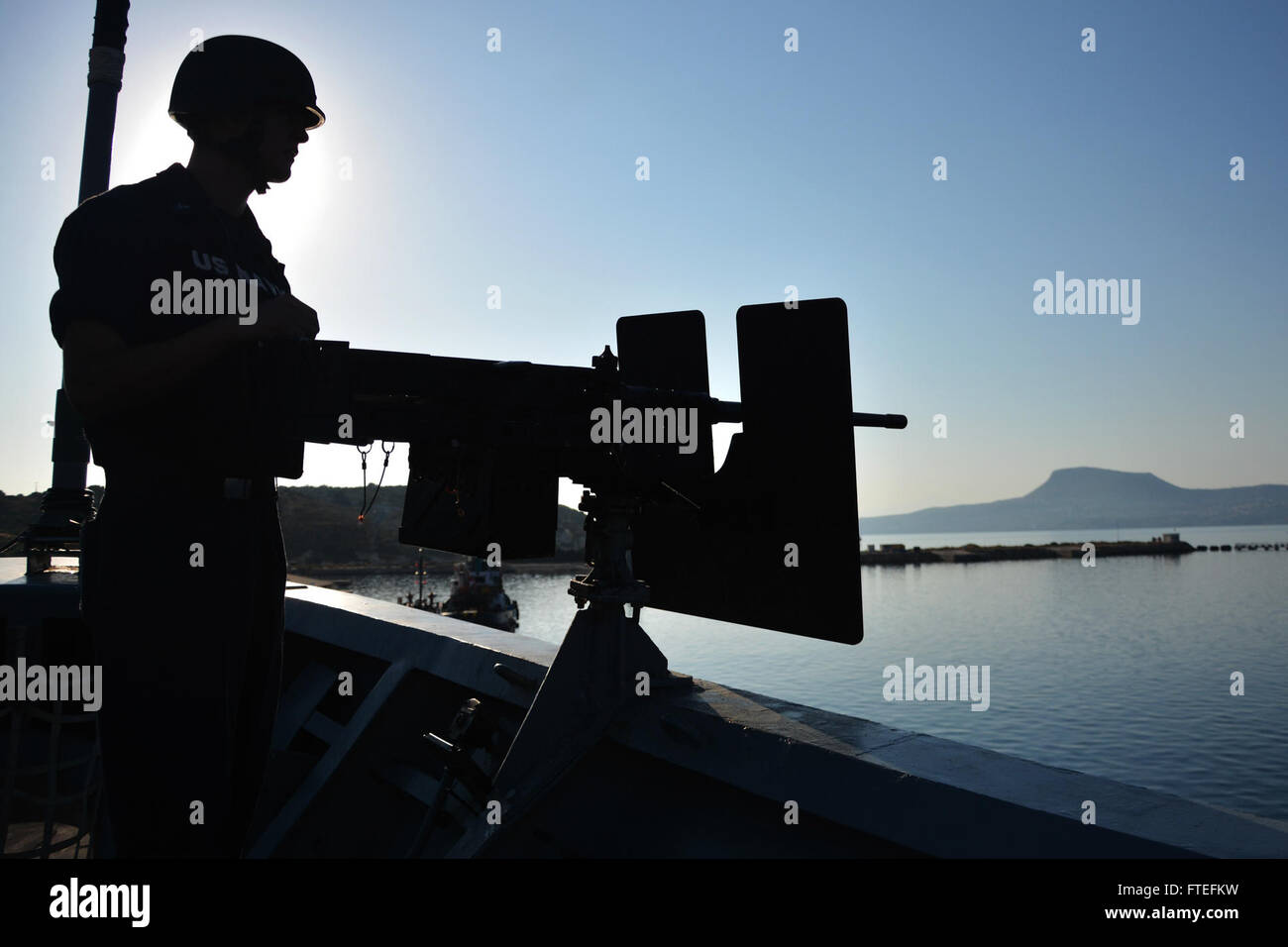 A bordo della USS Vella Gulf (CG 72), il Serviceman della nave di seconda classe Zachary Schrock mans un cannone calibro .50 durante l'evoluzione di una piccola squadra d'azione, migliorando le operazioni navali nel Mar Mediterraneo. L'incrociatore partecipa ad esercitazioni internazionali per sostenere la stabilità regionale. Foto Stock