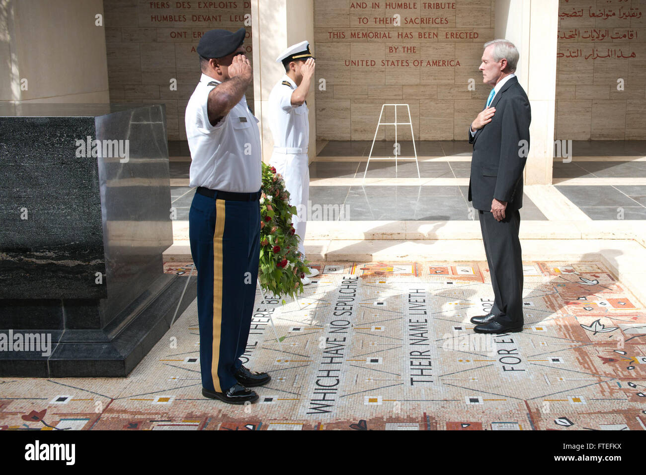 Il 5 agosto 2014, il Segretario della Marina Ray Mabus partecipa a un momento di silenzio per i membri caduti del servizio al cimitero e memoriale americano del Nord Africa a Tunisi, in Tunisia. Questa cerimonia faceva parte della visita di Mabus nella regione per confrontarsi con ufficiali militari e membri di servizio in diversi comandi militari degli Stati Uniti. Foto Stock