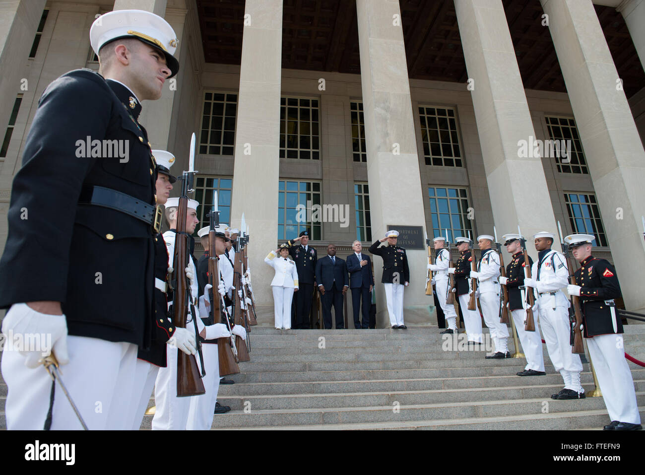 Una foto che cattura un ricevimento di onore al Pentagono il 7 agosto 2014, dove il Segretario della Marina degli Stati Uniti Ray Mabus e il Presidente gabonese Ali Bongo Ondimba onorano gli inni nazionali di entrambe le nazioni. Foto Stock