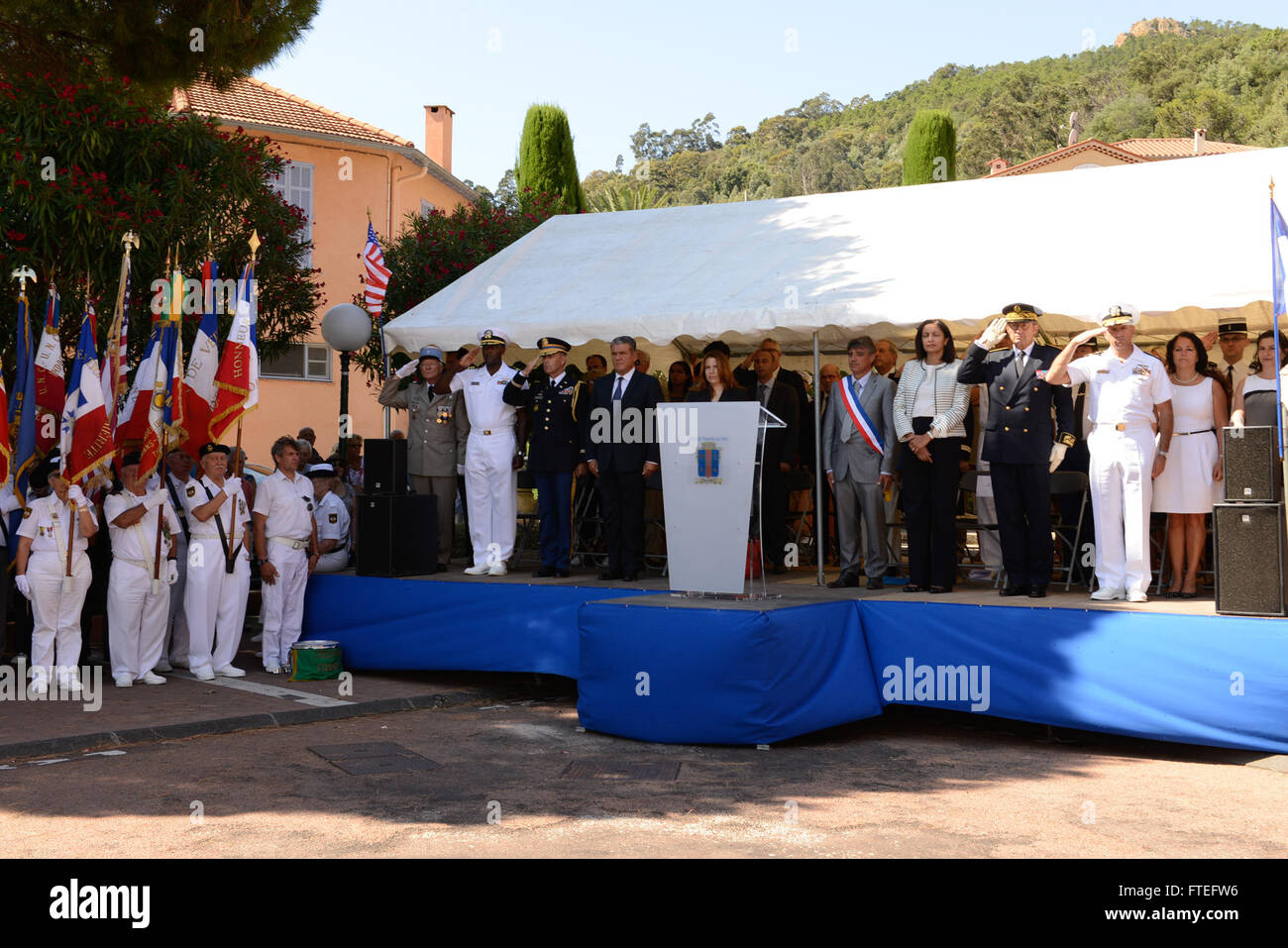 Questa foto cattura funzionari statunitensi e francesi a Theoule-sur-Mer, in Francia, il 15 agosto 2014, durante una cerimonia in onore del 70° anniversario dell'operazione Dragoon. L'evento commemorò la liberazione della Francia meridionale durante la seconda guerra mondiale Foto Stock