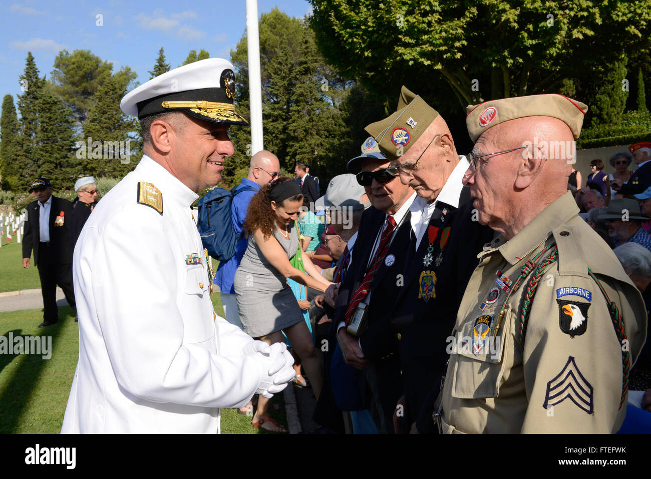 Robert Burke, vice comandante della 6th Fleet, saluta i veterani della seconda guerra mondiale al Rhone American Cemetery di Draguignan, in Francia. La cerimonia ha segnato il 70° anniversario dell'operazione Dragoon, lo sbarco alleato nel sud della Francia nel 1944. Foto Stock