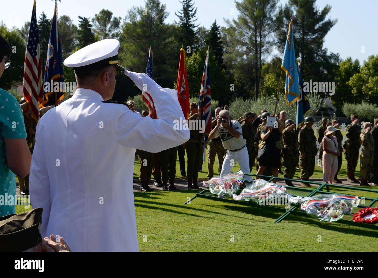Una fotografia di una cerimonia commemorativa al Rhone American Cemetery di Draguignan, in Francia, in occasione del 70° anniversario dell'operazione Dragoon. La cerimonia onora i membri di servizio che hanno combattuto e sono morti durante gli sbarchi alleati nel sud della Francia durante la seconda guerra mondiale Foto Stock