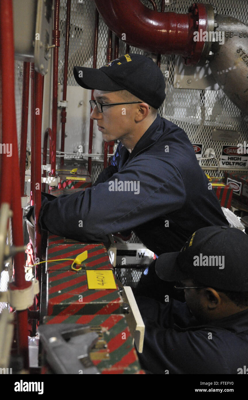 Oceano Indiano (Agosto 20, 2014) Danni Controlman 3rd Class Drew Hamilton conduce la manutenzione su una soluzione acquosa di formazione di film stazione di schiuma a bordo guidato-missile destroyer USS James E. Williams (DDG 95). James E. Williams, homeported a Norfolk, Virginia, sta conducendo operazioni navali negli Stati Uniti Sesta flotta area di operazioni a sostegno degli Stati Uniti per gli interessi di sicurezza nazionali in Africa. (U.S. Navy foto di Cryptologic tecnico (Tecnico) marinaio Colter Nubson/rilasciato) Foto Stock