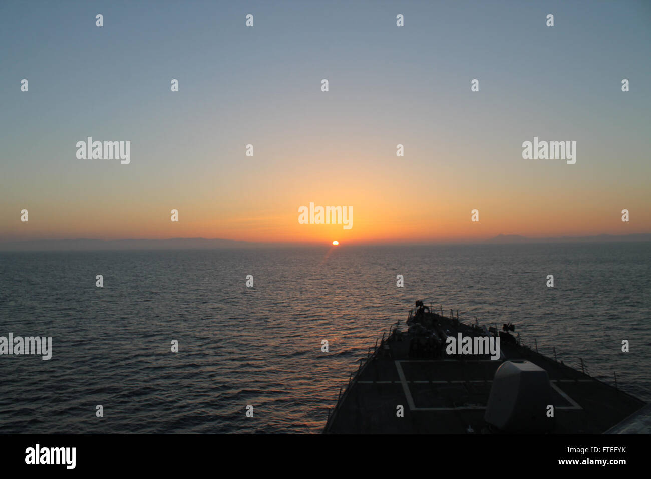 140821-N-PD498-003 stretto di Gibilterra (Agosto 21, 2014) le visite-missile destroyer USS Mahan (DDG 72) transita lo Stretto di Gibilterra. Mahan era in transito attraverso lo Stretto di Gibilterra sul suo modo di una distribuzione programmata per gli Stati Uniti Quinta Flotta area di operazioni. (U.S. Navy foto di alfiere Carinne de Leon/rilasciato) Foto Stock