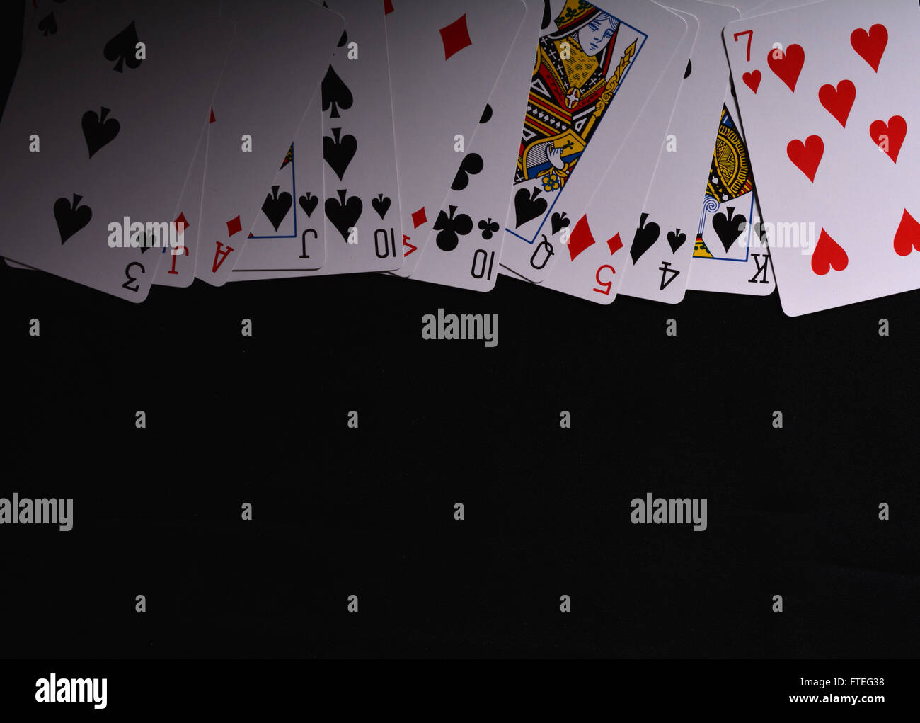 Carte da gioco su sfondo nero sul lato superiore. Foto Stock