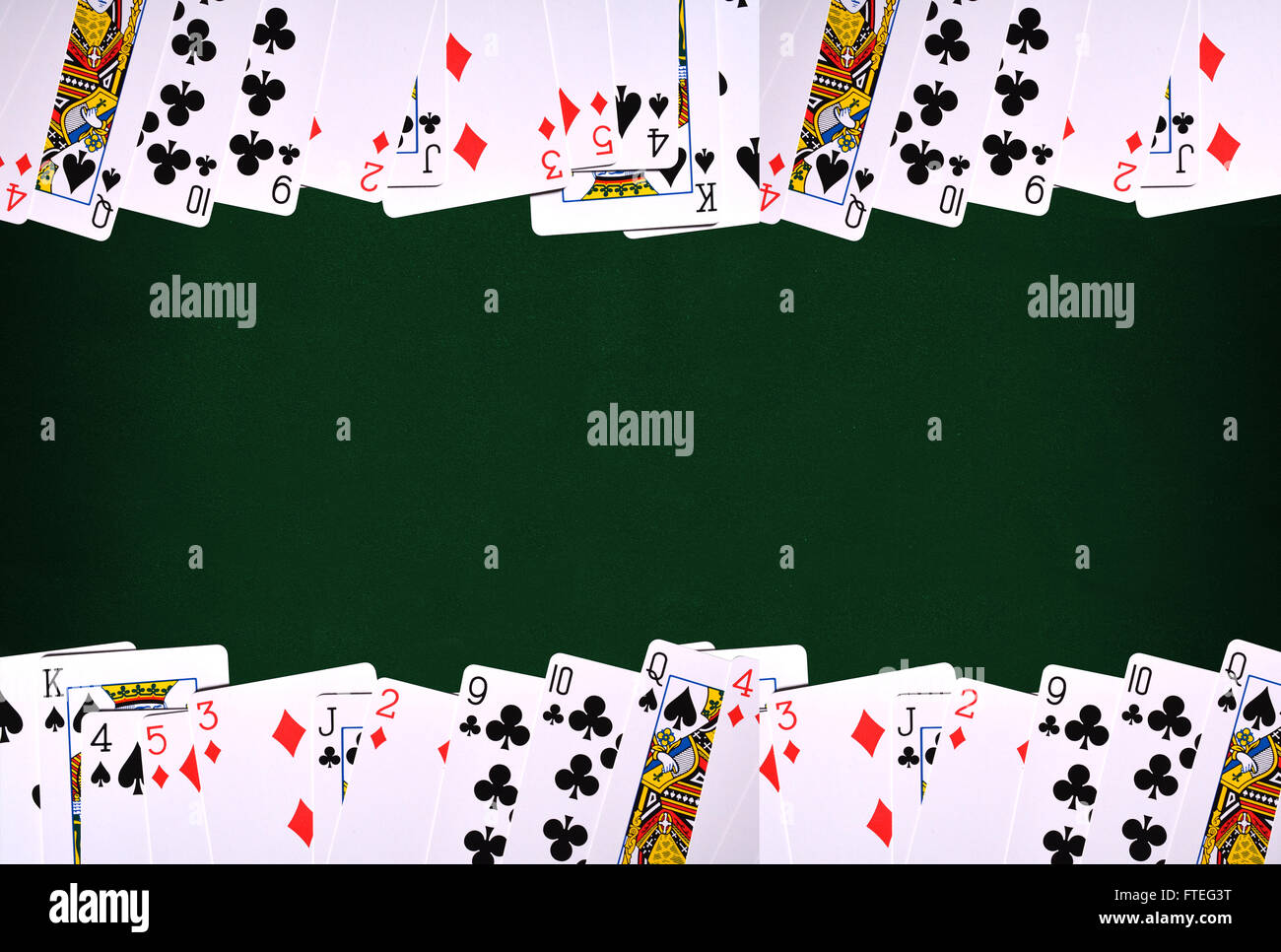 Carte da gioco su sfondo verde con copia spazio. Foto Stock