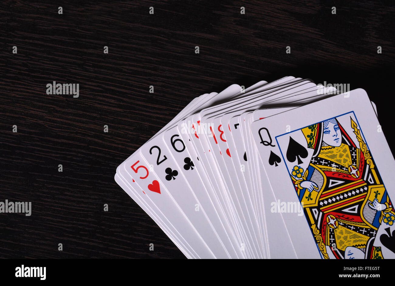 Mazzo di carte da gioco su sfondo di legno. Foto Stock