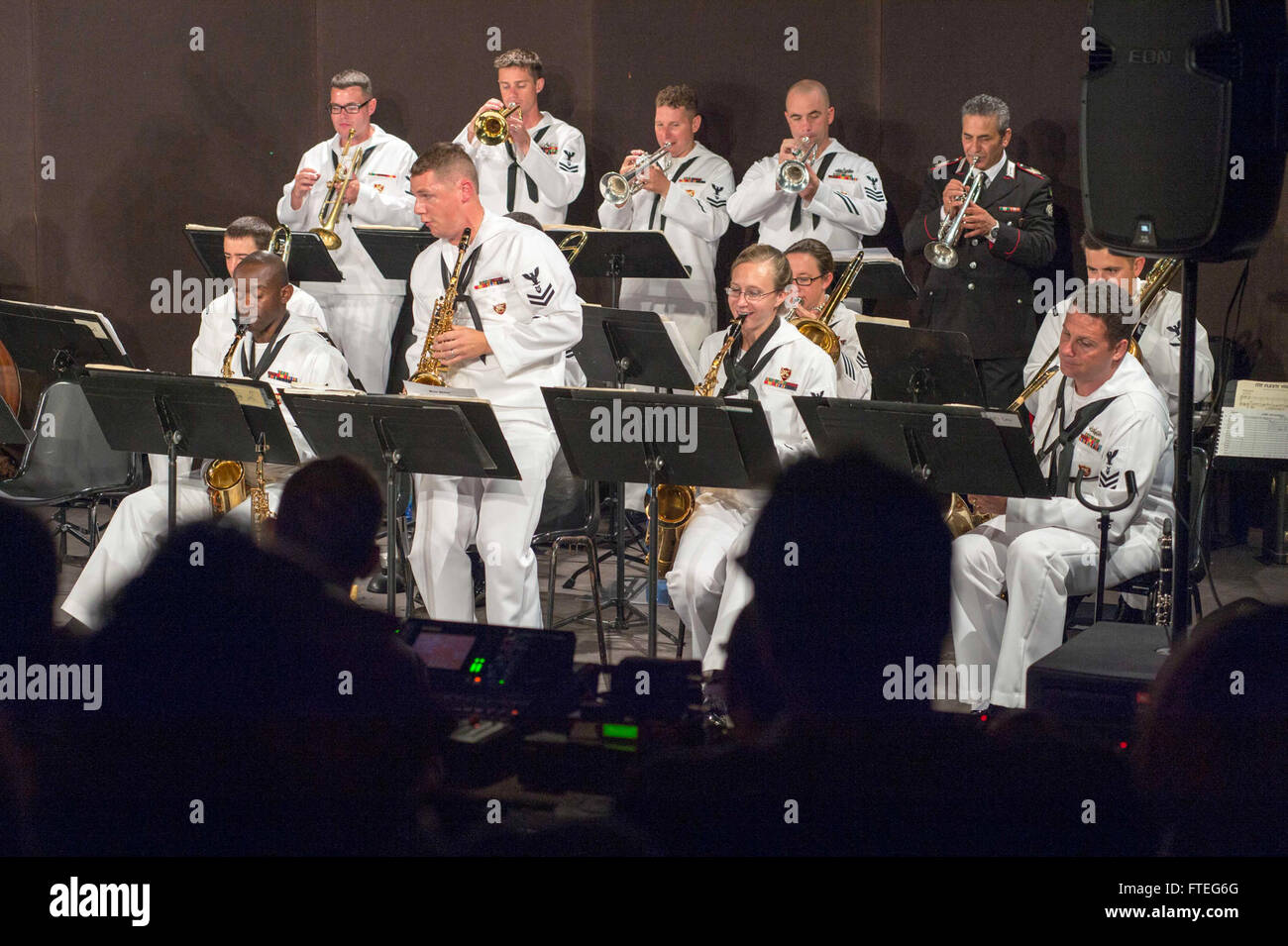 Questa immagine mostra i diplomatici jazz delle forze navali alleate degli Stati Uniti che si esibiscono a Salerno, in Italia, per commemorare gli sbarchi alleati del 1943. Lo spettacolo mette in evidenza la diplomazia musicale militare e lo scambio culturale. Foto Stock