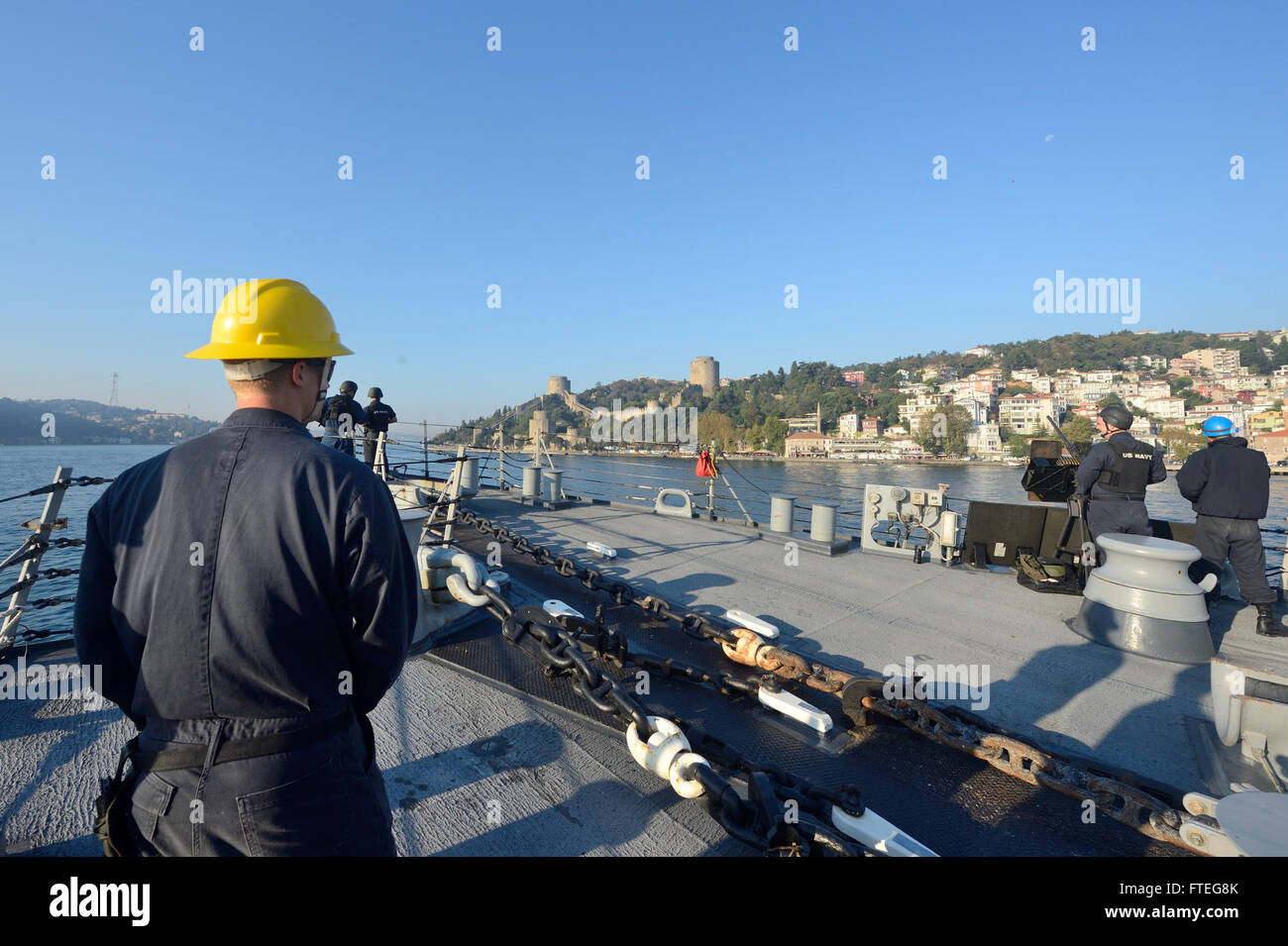 Questa foto, scattata il 12 settembre 2014, mostra i marinai a bordo della USS Ross che osservano lo stretto del Bosforo mentre transitano verso il Mar Egeo. L'immagine cattura il personale militare impegnato in operazioni navali nell'area della 6th Fleet degli Stati Uniti, riflettendo la moderna attività navale nelle acque europee. Foto Stock