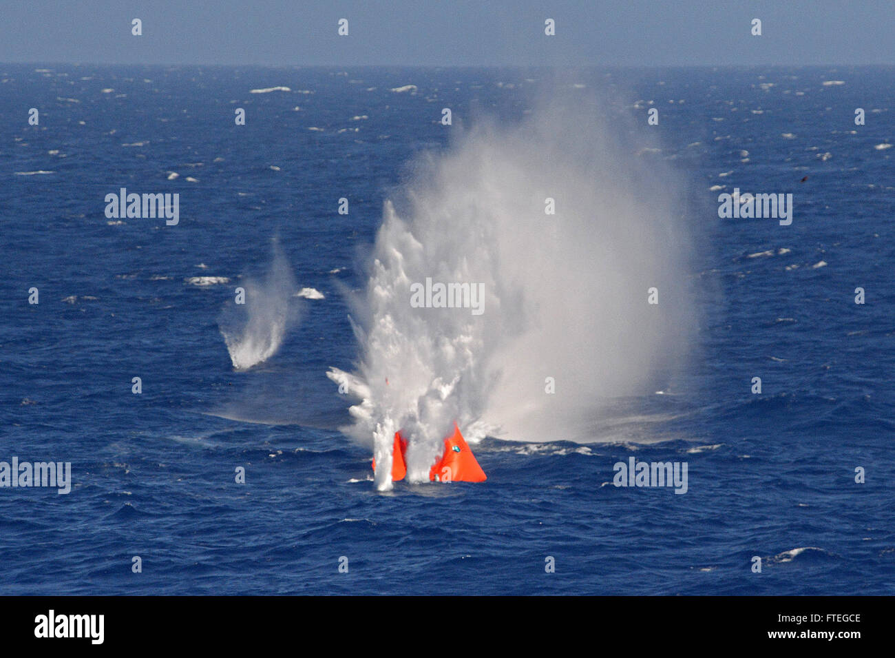 La USS Cole (DDG 67), un cacciatorpediniere missilistico guidato classe Arleigh Burke, conduce un'esercitazione pre-azione di fuoco calibro nel Mar Mediterraneo il 25 settembre 2014. La Phalanx CIWS della nave mira a potenziali minacce come parte delle operazioni navali a sostegno degli interessi di sicurezza nazionale degli Stati Uniti. Foto Stock