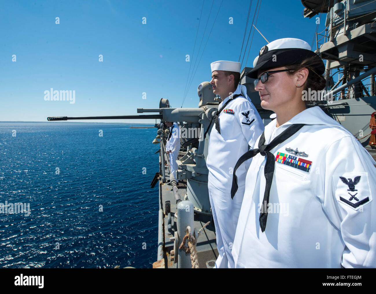 LIMASSOL, Cipro (ott. 3, 2014) - marinai uomo le rotaie mentre si tira nella porta a bordo il dock anfibio sbarco nave USS Gunston Hall (LSD 44). Questa porta serve visita a continuare gli sforzi per rafforzare i partenariati marittima al fine di rafforzare la stabilità regionale. Gunston Hall è parte di Bataan anfibio gruppo pronto e con il ventiduesimo imbarcato Marine Expeditionary Unit, è distribuito come supporto di le operazioni di sicurezza marittima e di teatro la cooperazione in materia di sicurezza gli sforzi negli Stati Uniti Sesta flotta area di responsabilità. Foto Stock