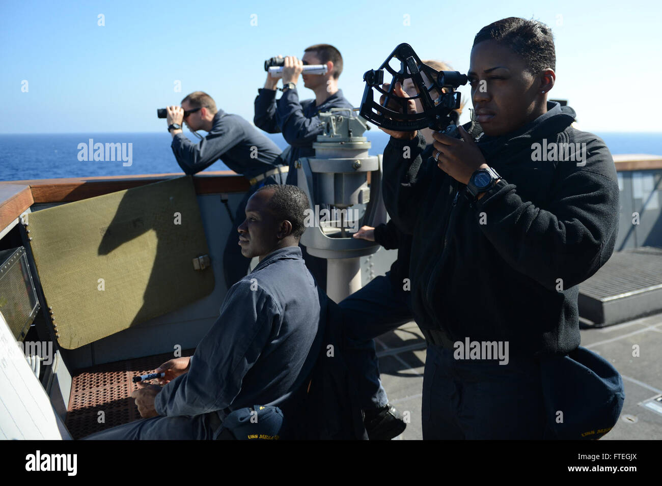 Mare Mediterraneo (ott. 3, 2014) -- i marinai a prepararsi per un rifornimento in mare con Sealift militare il comando della flotta oliatore di rifornimento USNS Leroy Grumman (T-AO 195) a bordo del trasporto anfibio dock nave USS Mesa Verde (LPD 19). La Mesa Verde, parte di Bataan anfibio gruppo pronto con la avviato 22 Marine Expeditionary Unit, sta conducendo operazioni navali negli Stati Uniti Sesta flotta area di operazioni a sostegno degli Stati Uniti per gli interessi di sicurezza nazionali in Europa. Foto Stock