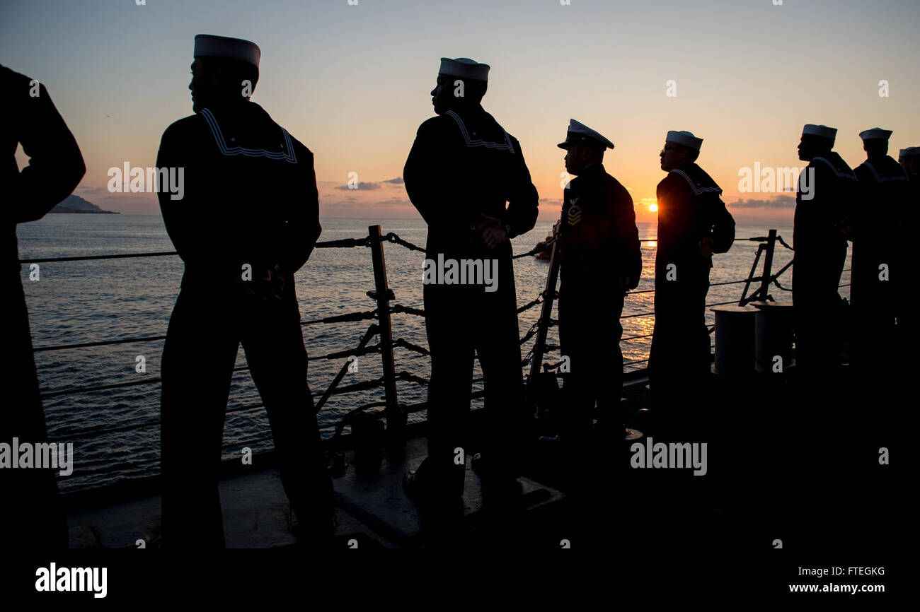 IBIZA, Spagna (ott. 4, 2014) marinai uomo le rotaie mentre il Arleigh Burke-class, guidata-missile destroyer USS Mitscher (DDG 57) tira in Ibiza per una visita di porta. Mitscher, homeported a Norfolk, Virginia, sta conducendo operazioni navali negli Stati Uniti Sesta flotta area di operazioni a sostegno degli Stati Uniti per gli interessi di sicurezza nazionali in Europa. Foto Stock