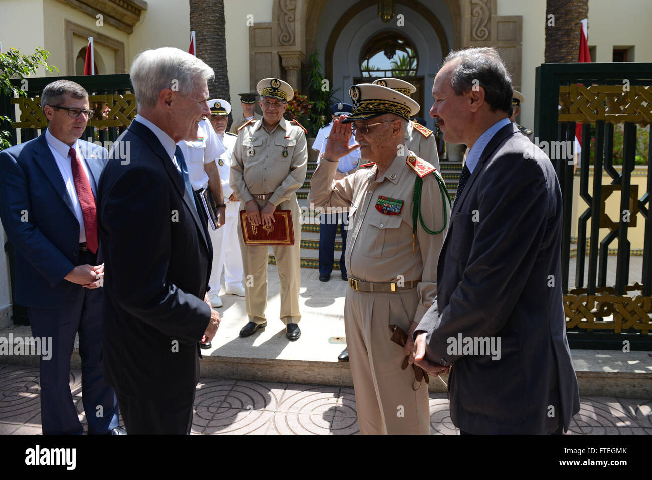 RABAT, Marocco (Agosto 12, 2013) Marocchina gen. Abdelaziz Bennani, Generale della Reale delle Forze Armate e comandante della zona meridionale, saluta il segretario della Marina (SECNAV) Ray Mabus dopo un pranzo di discussione con i responsabili del militare marocchino a Rabat, Marocco. Il Marocco è uno dei vari paesi in tutta la regione dove Mabus è incontro con i marinai, Marines e civili e militari di funzionari per discutere di sicurezza e di stabilità e di rafforzare i partenariati esistenti con le nazioni africane. Foto Stock