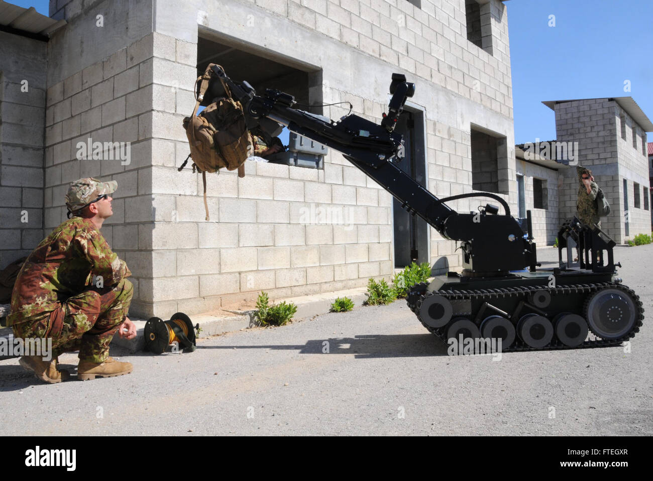 L'esercitazione Cadizex del 2014 alla stazione navale di Rota, in Spagna, coinvolse personale degli alleati della NATO, tra cui la Marina degli Stati Uniti, i Marines spagnoli e la Marina italiana. L'addestramento, condotto presso Hogan's Alley, si concentrò sullo smaltimento di ordigni esplosivi e sulle operazioni di combattimento urbano. L'esercizio mirava a migliorare la collaborazione e la prontezza operativa tra le forze partecipanti. Foto Stock