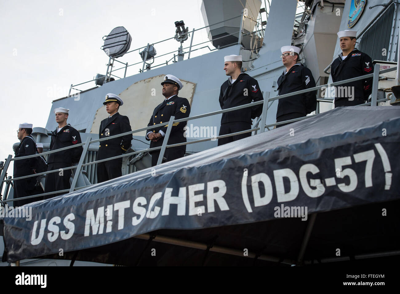 MARSEILLE, Francia (ott. 8, 2014) marinai uomo le rotaie a bordo del Arleigh Burke-class guidato-missile destroyer USS Mitscher (DDG 57) come la nave tira a Marsiglia per una visita di porta. Mitscher sta conducendo operazioni navali con partner ed alleati negli Stati Uniti Sesta flotta area di operazione al fine di far progredire la sicurezza e la stabilità in Europa. Foto Stock