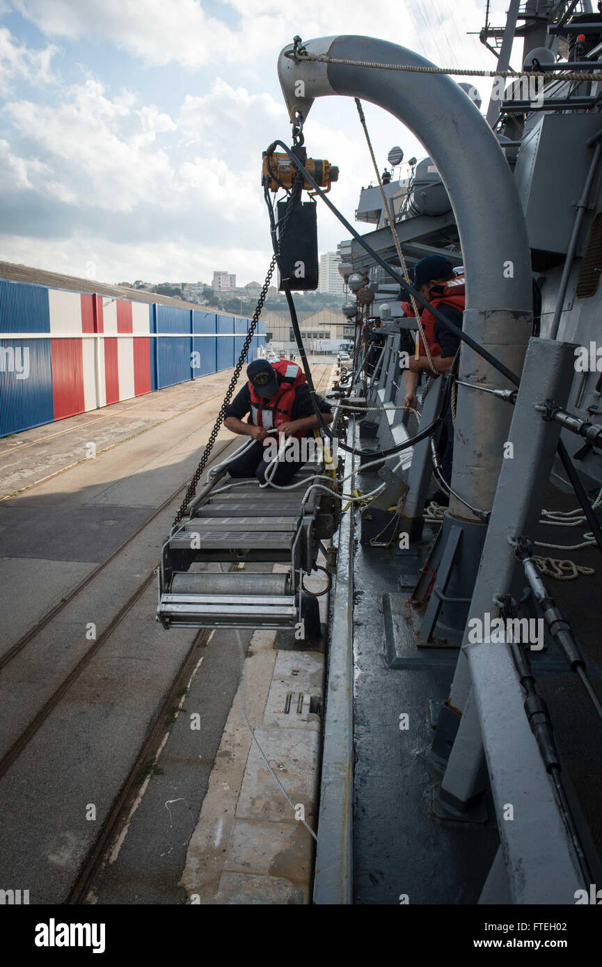 MARSEILLE, Francia (ott. 8, 2014) coperta marinai di preparare una scaletta di sistemazione a bordo della Arleigh Burke-class guidato-missile destroyer USS Mitscher (DDG 57) dopo aver tirato a Marsiglia per una visita di porta. Mitscher sta conducendo operazioni navali con partner ed alleati negli Stati Uniti Sesta flotta area di operazione al fine di far progredire la sicurezza e la stabilità in Europa. Foto Stock