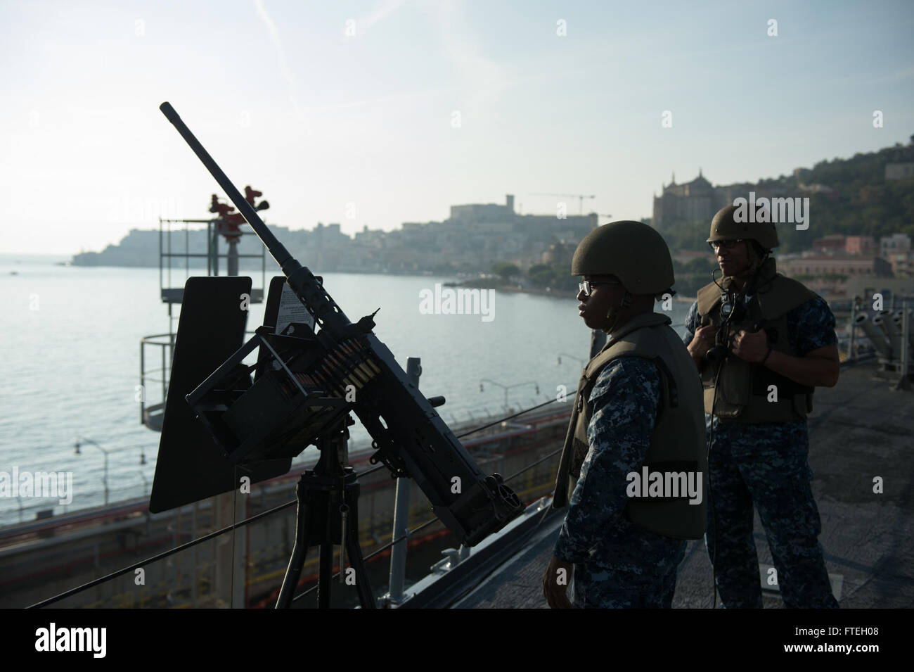 La fotografia cattura Information Systems Technician 3rd Class Ladar Fitzgerald e Electronics Technician 3rd Class Ray Coleman che utilizzano la mitragliatrice calibro .50 come parte del Small Caliber Action Team a bordo della USS Mount Whitney (LCC 20) durante operazioni di routine da Gaeta, Italia. Il Monte Whitney svolge un ruolo chiave nel rafforzare l'interoperabilità della NATO nell'area di responsabilità della 6th Fleet. Foto Stock