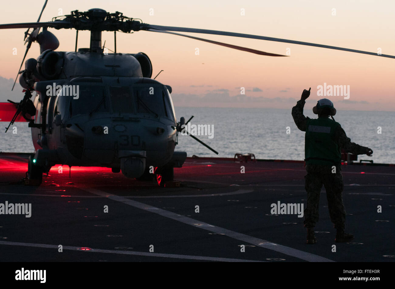 Mare Mediterraneo (ott. 9, 2014) - Un MH-60S Sea Hawk pilota di elicottero assegnato all'Ghostriders di elicottero di mare squadrone di combattimento (HSC) 28 si prepara per le operazioni di volo a bordo della U.S. Sesta Flotta Blue Ridge-class di comando e di controllo nave USS Mount Whitney (LCC 20). Il Monte Whitney è condurre operazioni navali con gli alleati negli Stati Uniti Sesta flotta area di operazioni al fine di far progredire la sicurezza e la stabilità in Europa. Foto Stock