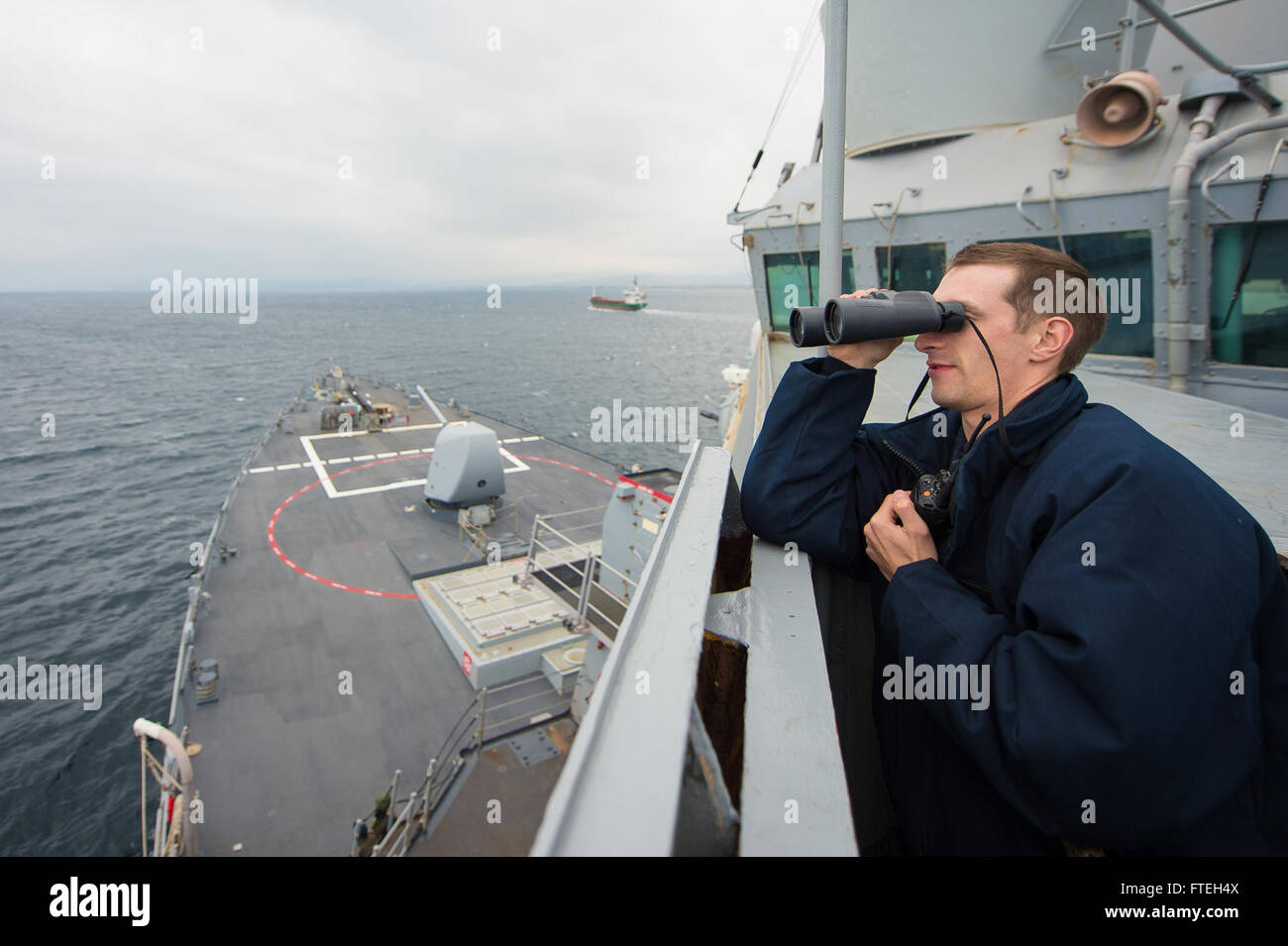 Stretto dei Dardanelli (ott. 10, 2014) - Ensign Michael Tomsic guarda per i contatti a bordo del Arleigh Burke-class guidato-missile destroyer USS Cole (DDG 67) mentre in transito attraverso i Dardanelli stretto in rotta verso il Mar Nero. Cole, homeported a Norfolk, Virginia, sta conducendo operazioni navali con partner ed alleati negli Stati Uniti Sesta flotta area di operazione al fine di far progredire la sicurezza e la stabilità in Europa. Foto Stock