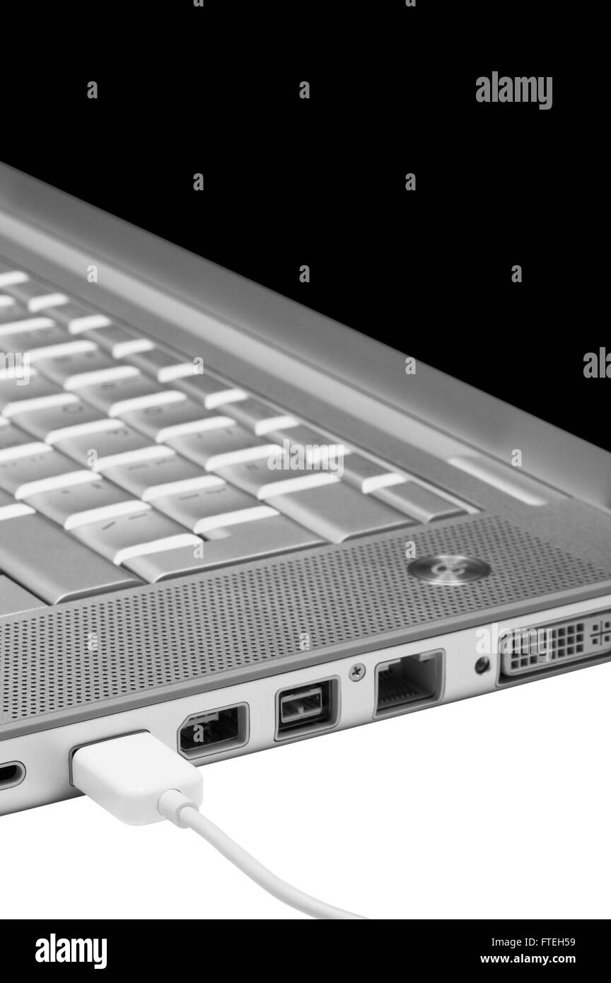Connessione al laptop moderno su sfondo bianco Foto Stock
