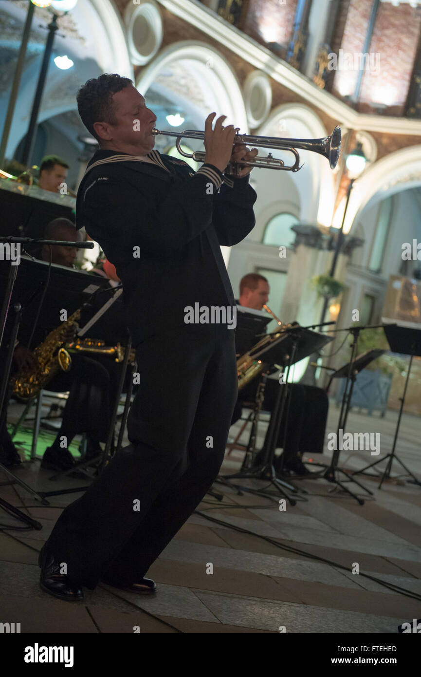 BATUMI, Georgia (ott. 15, 2014) - musicista di 2a classe di Justin Malizia esegue un assolo di tromba durante un U.S. Forze navali in Europa (NAVEUR) band prestazioni a un pubblico gratuito in concerto a Batumi, Georgia. Il NAVEUR band è attualmente collegato alla U.S. 6 comando della flotta e la nave di controllo USS Mount Whitney (LCC 20) sta conducendo operazioni navali negli Stati Uniti Sesta flotta area di operazioni a sostegno degli Stati Uniti per gli interessi di sicurezza nazionali in Europa. Foto Stock