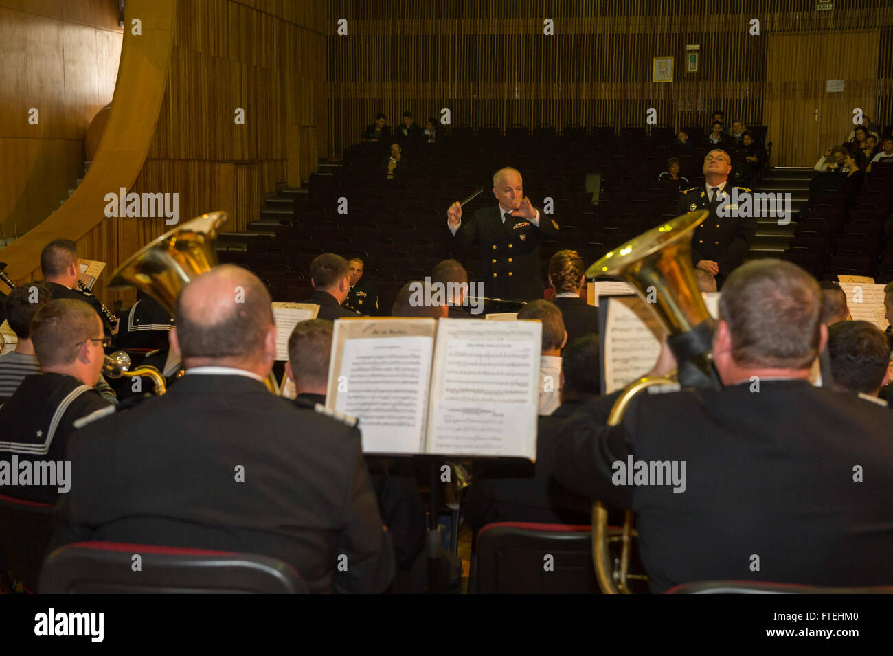 CONSTANTA, Romania (ott. 21, 2014) - STATI UNITI Forze Navali banda Europa ripete con il rumeno Naval Band per un concerto insieme all'Colegiul National de Arte Regina Maria. Il Monte Whitney è condurre operazioni navali negli Stati Uniti Sesta flotta area di operazioni a sostegno degli Stati Uniti per gli interessi di sicurezza nazionali in Europa. Foto Stock