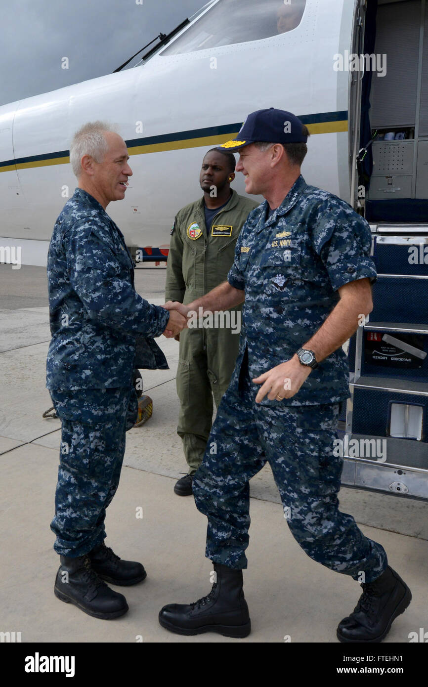 SOUDA BAY, Grecia (ott. 23) - ADM. Mark Ferguson, commander, U.S. Forze Navali, Europa-Africa è accolto da Capt. Mike Moore, commander, U.S. Supporto navale attività (NSA) Souda Bay, all'arrivo sulla base. Ferguson ha visitato Souda Bay per ringraziare i marinai di stanza vi per il supporto in avanti le forze navali e di rafforzare la partnership duratura con Marina ellenica controparti. Foto Stock