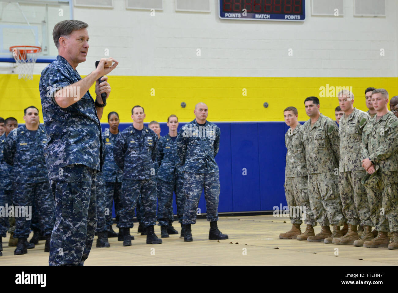 SOUDA BAY, Grecia (ott. 23) - ADM. Mark Ferguson, commander, U.S. Forze Navali, Europa-Africa parla ai marinai durante un tutte le mani chiamata a U.S. Supporto navale attività (NSA) Souda Bay. Ferguson ha visitato Souda Bay per ringraziare i marinai di stanza vi per il supporto in avanti le forze navali e di rafforzare la partnership duratura con Marina ellenica controparti. Foto Stock