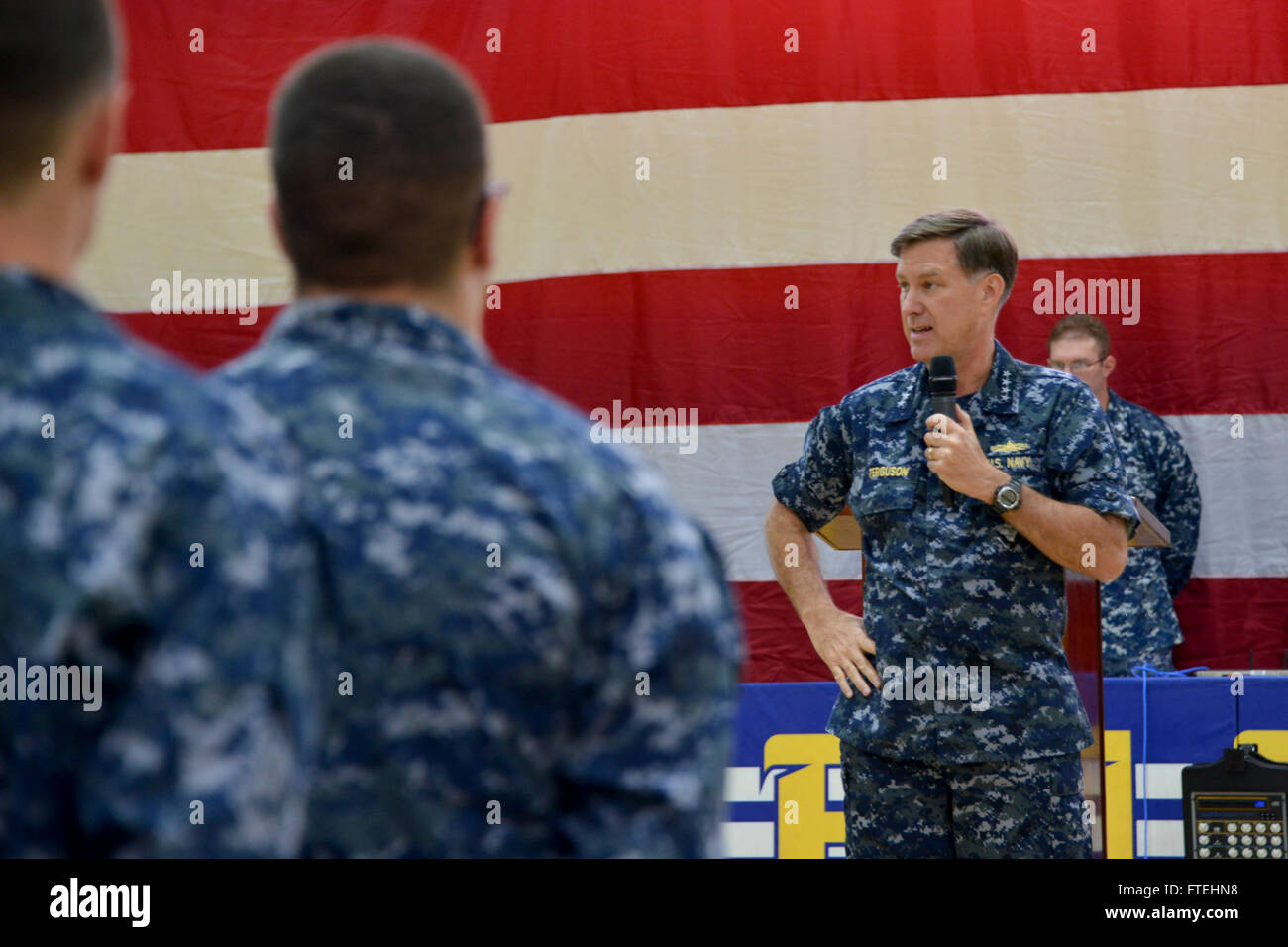 SOUDA BAY, Grecia (ott. 23) - ADM. Mark Ferguson, commander, U.S. Forze Navali, Europa-Africa parla ai marinai durante un tutte le mani chiamata a U.S. Supporto navale attività (NSA) Souda Bay. Ferguson ha visitato Souda Bay per ringraziare i marinai di stanza vi per il supporto in avanti le forze navali e di rafforzare la partnership duratura con Marina ellenica controparti. Foto Stock