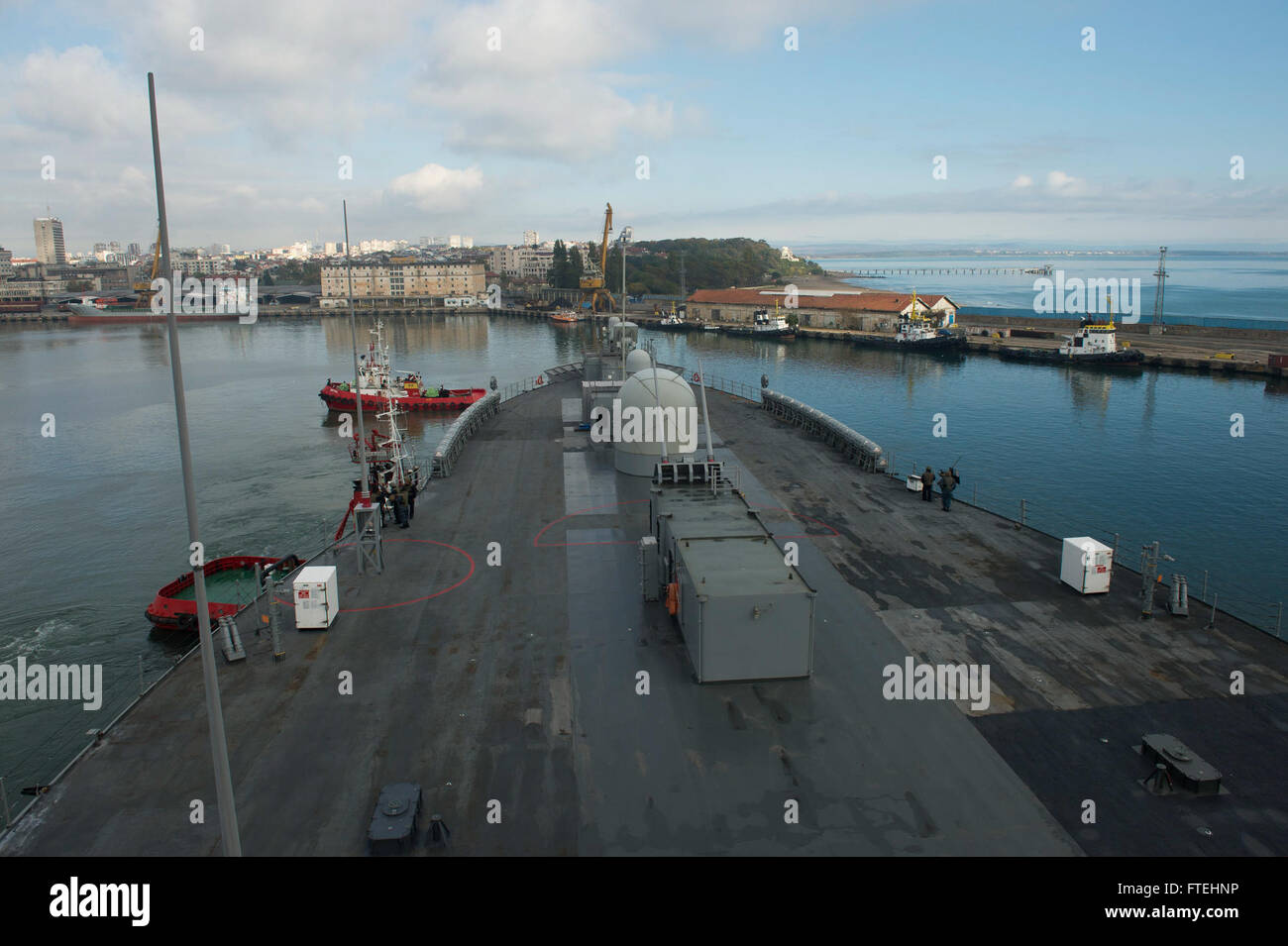 BURGAS in Bulgaria (ott. 24, 2014), Stati Uniti 6 comando della flotta e la nave di controllo USS Mount Whitney (LCC 20) arriva in Burgas in Bulgaria. Il Monte Whitney è condurre operazioni navali con gli alleati e partner regionali negli Stati Uniti Sesta flotta area di operazioni al fine di far progredire la sicurezza e la stabilità in Europa. Foto Stock